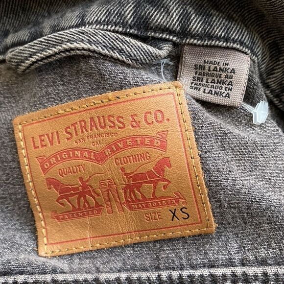 Levi’s Jeans 90s Boyfriend Trucker Denim Jacket in Washed Black - Picture 5 of 7